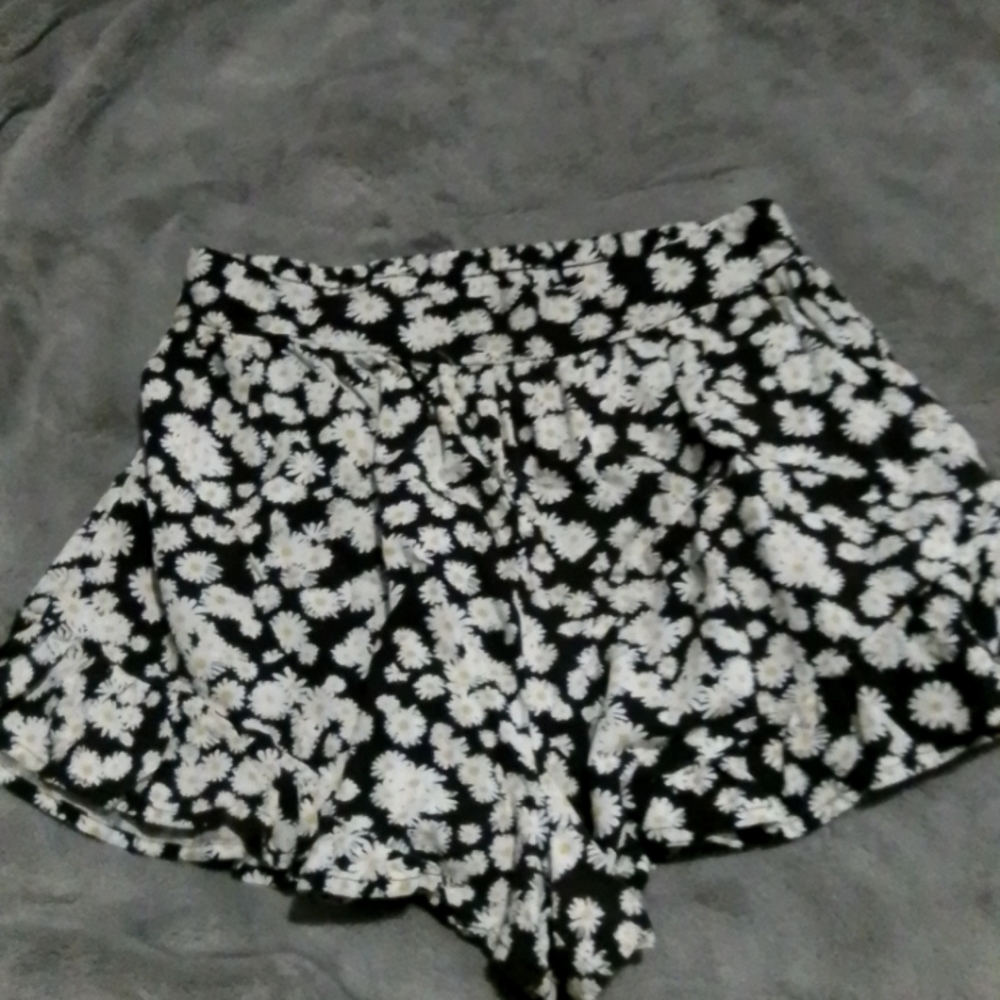 Women's daisy print shorts sz M